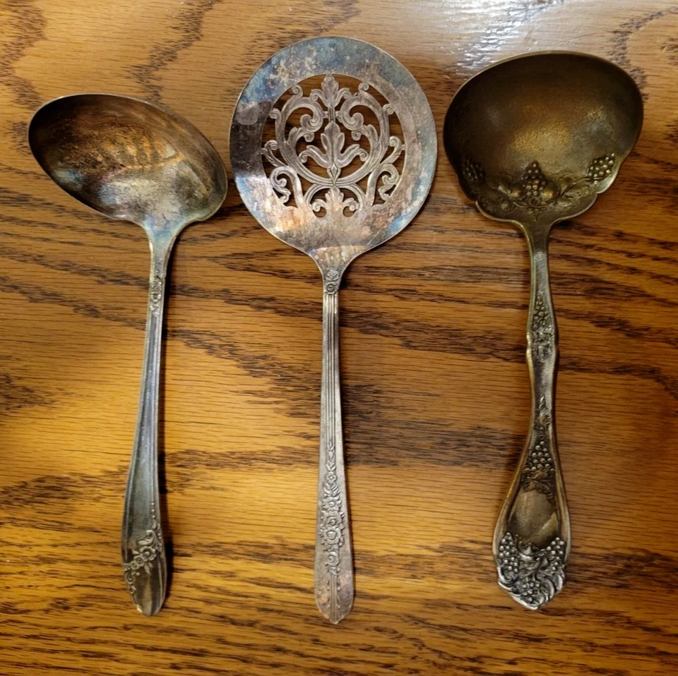 CONJUNTO VINTAGE DE 3 COLHERES DE PRATA PARA SERVIR CONCHAS ONEIDA, PURITAN E NOBREZA - Imagem 1 de 4