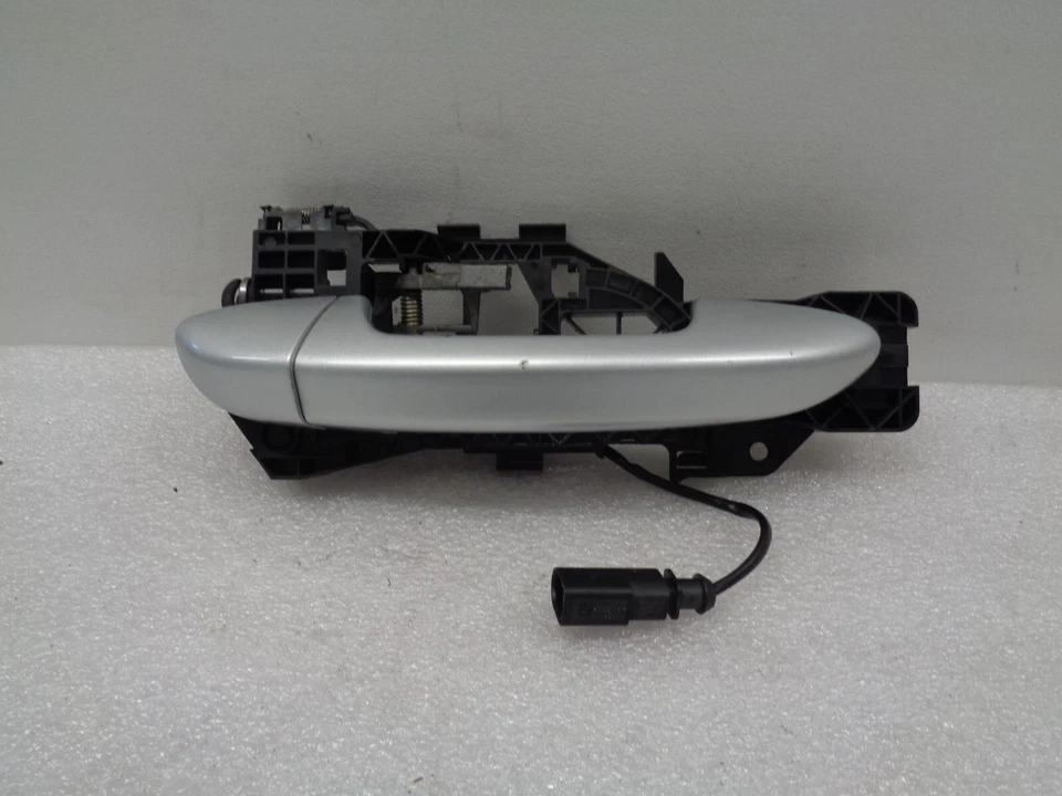 Maçaneta externa traseira direita Volkswagen CC 2009-2017 prata fabricante de equipamento original AK2404135 - Imagem 1 de 4