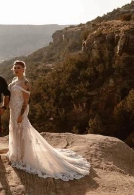 Vestido de novia de encaje blanco roto marca Mermaid Allure personalizado fuera del hombro Foto 1 de 4