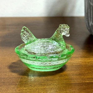 Baratija de cristal verde gallina en nido tamaño mini 2" de alto salero - Imagen 1 de 2