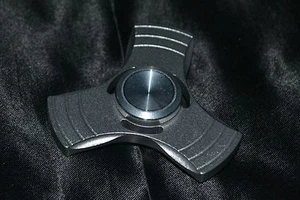 Silber Metallic Aluminium Handschmeichler Spinner Metall Tri Fecta Kinder Jugendliche Erwachsene Spielzeug - Bild 1 von 3