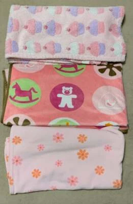 女宝宝蹒跚学步的毯子婴儿床床单床上用品连帽浴巾毛绒玩具 — 第 1/4 张图片