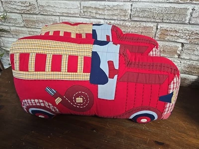 Juego de 2 almohadas acolchadas rojas para camión de bomberos Pottery Barn Kids Foto 1 de 4