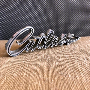 Vintage Oldsmobile Cutlass Script Fender Emblem Nameplate Badge Metal Name Plate - Foto 1 di 6
