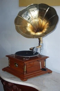 GRAMMOFONO QUADRATO COLONNE IN OTTONE ALTA QUALITA' CON UN DISCO DELL'EPOCA. - Foto 1 di 9