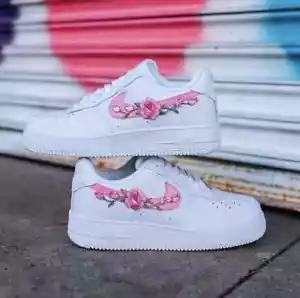 Scarpe Air Force 1 personalizzate basse rosa chiaro fiori bianchi uomo taglia 10,5 - Foto 1 di 16