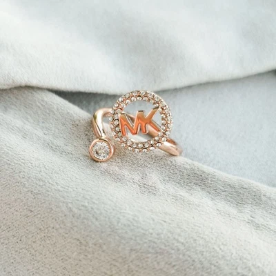Anillo abierto Michael Kors monograma logotipo y cristal oro rosa talla 7 Foto 1 de 3