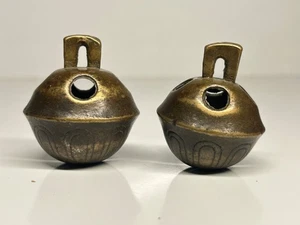 Antiguo par de campanas de trineo de latón con diseño ornamentado acabado rústico coleccionable Dec - Imagen 1 de 11
