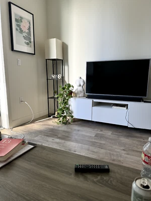 宜家 Besta 电视支架白色待售 - 70 7/8 x 16 1/2 x 18 7/8 — 第 1/4 张图片