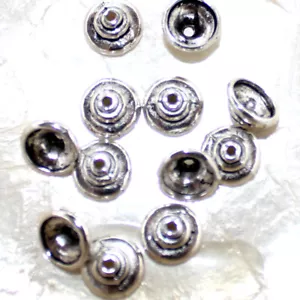 10 Caps Corolles Calottes "CÔNE à ETAGES" Argent du Tibet - 5/9 mm - Foto 1 di 3