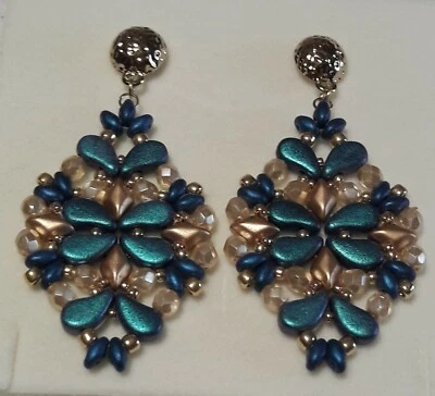 Orecchini Pendenti Fatti a Mano con Perle/Perline color Crema e Blu Petrolio - Immagine 1 di 2