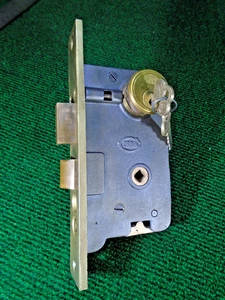 CERRADURA DE MORTAJA DE ENTRADA RESTAURADA CORBIN 1349 1/2 con llaves de cilindro - juego de llaves de 2" (21048) - Imagen 1 de 9