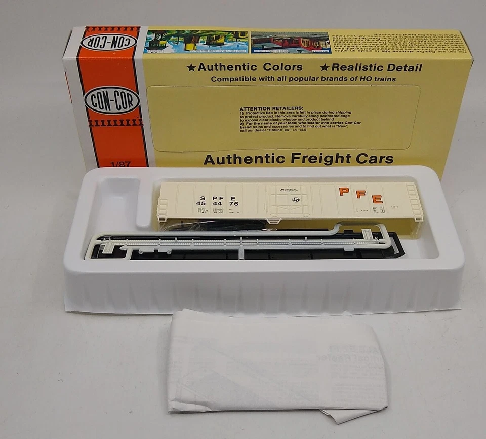 Con-Cor 0001-009804-5 HO PFE 57' Mech Reefer Car # 454476 W/Lettering Kit - Image 1 of 1