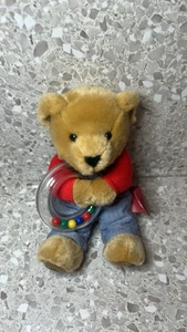 Mono camisero rojo de felpa de oso de peluche Jean azul de 7,5" con sonajero para bebé - Imagen 1 de 14