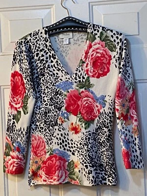 Blusa de malha feminina Neiman Marcus exclusiva tamanho M manga 3/4 multi floral/animal - Imagem 1 de 4