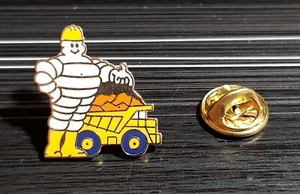 Michelin Pin Bibendum mit Bauwagen emailliert - Maße 21x23mm - Bild 1 von 1