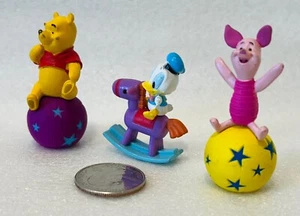 Lote RARO FIGURA DE PATO DISNEY DONALD ROCK-ALONG + 2 TENIENDO UNA BOLA POOH & PIGLET - Imagen 1 de 10