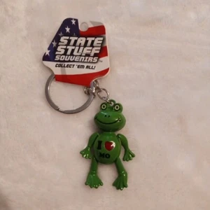 I Love Mo - Schlüsselanhänger grüner Frosch mit baumelnden Armen & Beinen - MISSOURI  - Bild 1 von 3