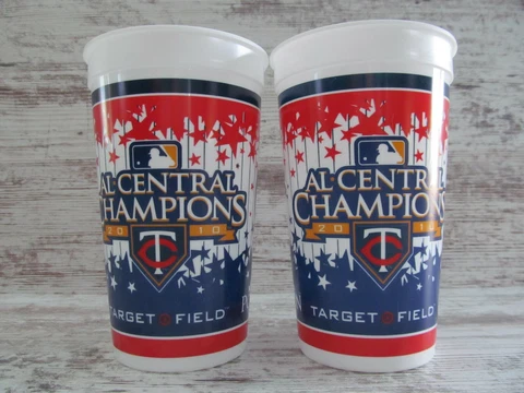 SET OF 2 MLB MINNESOTA TWINS 2010 AL Central Champions PLASTIC GLASSES Drink Cup Cover