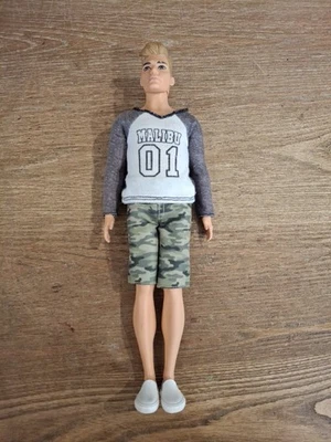 Barbie Ken Fashionistas #8 Camuflaje Regreso Muscular Husky Cuerpo Muñeca FNH40 Foto 1 de 4