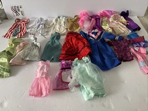 Mattel Barbie Vintage & Modern Kleiderpaket - Kleid, Shirt, Shorts etc. 20 Teile - Bild 1 von 9