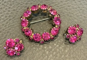 Vintage Fuchsia Bright Pink Rhinestone Gold Tone Wreath Brooch Earrings Set - Picture 1 of 9