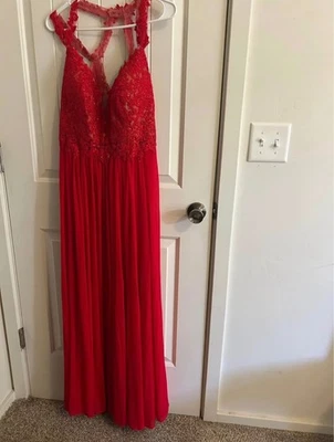 Vestido de graduación Faviana rojo de encaje Foto 1 de 3