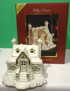 LENOX MUÉRDAGO PARQUE INN Pueblo de Navidad Tesoros Serie Iluminada - NUEVO en CAJA - Imagen 1 de 9