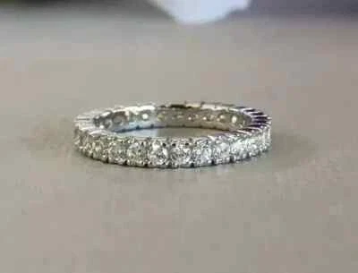 Anillo de eternidad completo de diamantes simulados de corte redondo de 2 quilates enchapado en oro blanco de 14 k Foto 1 de 4