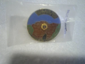 Roche-A-Cri LIONS CLUB Arkdale, spilla pinback Wisconsin SIGILLATA, roccia, alberi, membri - Foto 1 di 3