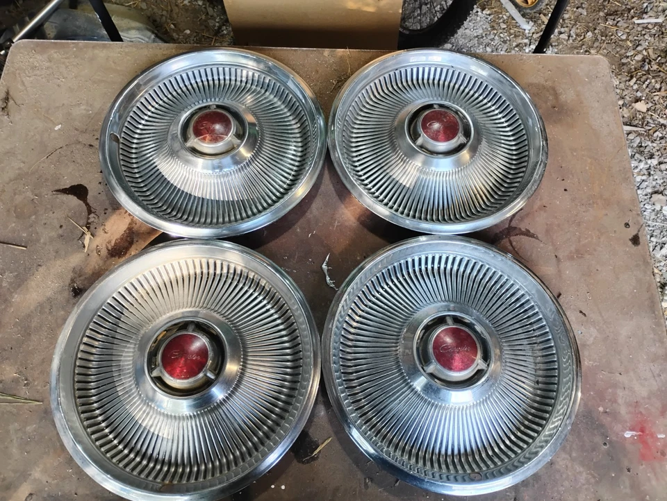 Vintage 1967-1968 Chrysler New Yorker/Newport 14" Conjunto de 4 Calotas - Imagem 1 de 4
