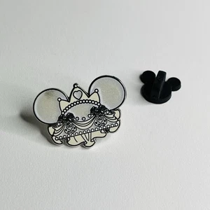 Disney Boda Novia Personaje Mickey Mouse Oreja Sombrero Misterio WDW Prendedor Comercial 2013 - Imagen 1 de 2