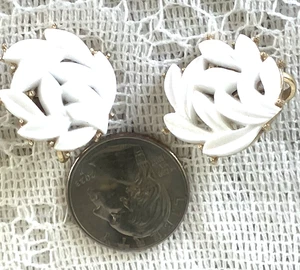 Pendientes Clip Vintage Corona Trifari Lucite Verano Blanco Muy Detallados - Imagen 1 de 3