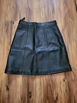 Saia de couro preta feminina tamanho 5/6, marca expressa, veja fotos - Imagem 1 de 4