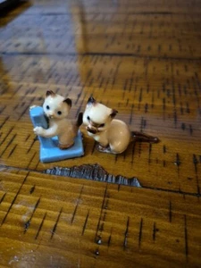 2 Vintage Hagen Renaker Siamese Kittens Figurines Seal Point Scratching Post Cat - Picture 1 of 10