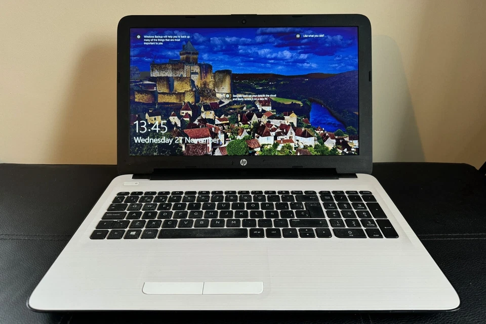 HP 15-AY073NS - INTEL i3@2.00GHz - 250GB SSD - 12GB RAM - WINDOWS 10 - Image 1 of 4