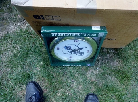 Tennessee Titans   ROUND CLOCK WITH BATTERIES Cover