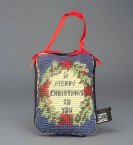 Adorno de Navidad del Viejo Mundo Needlepoint de Two’s Company Corona Lana - Imagen 1 de 3