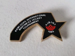 1985 Kamloops International Bantam Eishockey Turnier Pin Anstecker Vintage #291 - Bild 1 von 3
