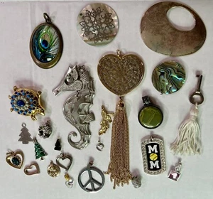 Anhänger Charms Menge 23 Stück 7 Unzen Kostüm Schmuck ungeprüft Sorte 1/2 bis 6 Zoll - Bild 1 von 23