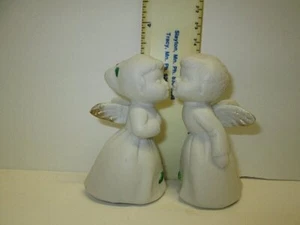 Vtg Enesco Christmas Kissing Boy & Girl Angel Figurines with Holly Berries - Picture 1 of 11