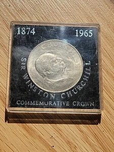 1874 -1965 ¡MONEDA CONMEMORATIVA DE LA CORONA SIR WINSTON CHURCHILL! - Imagen 1 de 2