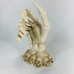 Mano esqueleto Death Grip con calaveras en la base decoración gótica resina de Halloween - Imagen 1 de 6