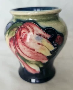 Wonderful Leaf & Berry Moorcroft vase, signed - Picture 1 of 7