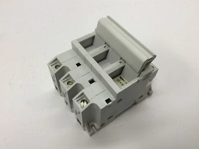 Legrand 215 04 Fuseholder, 3-Pole, Fuse Size: 14x51, DIN Rail Mounting Foto 1 de 4
