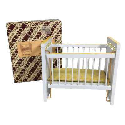 NUEVO De Colección CONCORD Casa de Muñecas Miniaturas Bebé Enfermera Cuna Blanco Amarillo Nuevo en Caja Foto 1 de 4