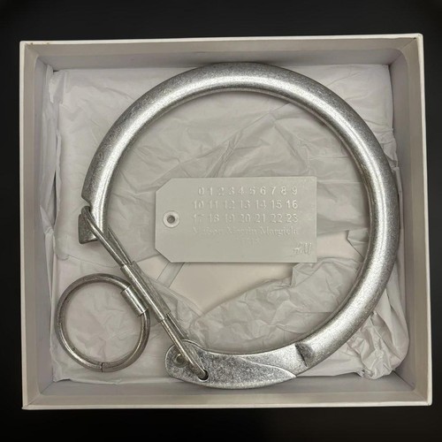 MAISON MARGIELA Collana portachiavi ingrandita H&M Maison Martin Margiela edizione limitata c...