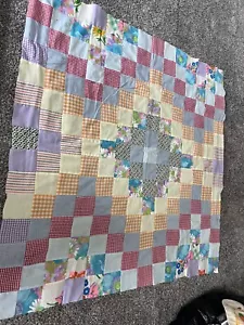 Trapuntino vintage 42” X 42” patchwork quadrati rifinito a macchina - Foto 1 di 4