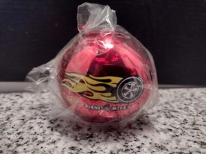 Hot Wheels Planet Micro adorno de Navidad rojo con coche dorado y llamas rojas en el interior. - Imagen 1 de 9
