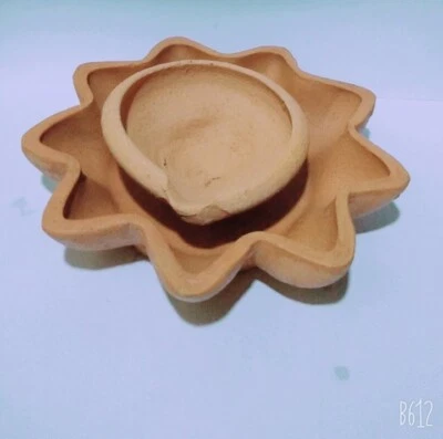 Hecho a mano Ceilán tradicional decoración de hogar y eventos simple arcilla soporte de lámpara de aceite  Foto 1 de 2